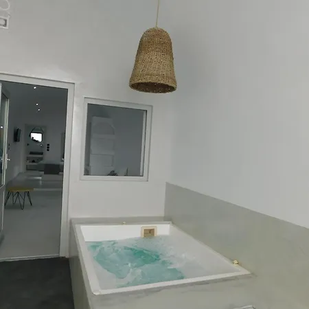 Caldera Suites Fira (Santorini)