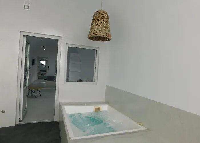 Caldera Suites Fira (Santorini)